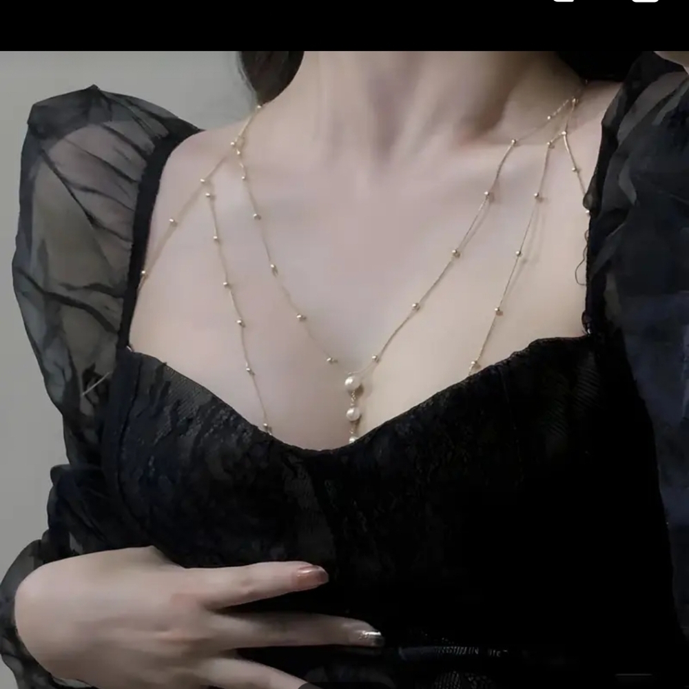 🍒2/50🍒NWT Gold Layered Necklace with Pendant